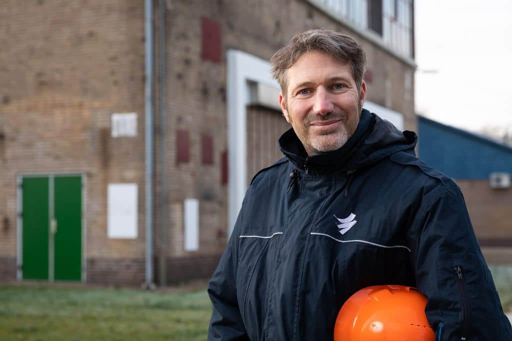 man met helm in hand