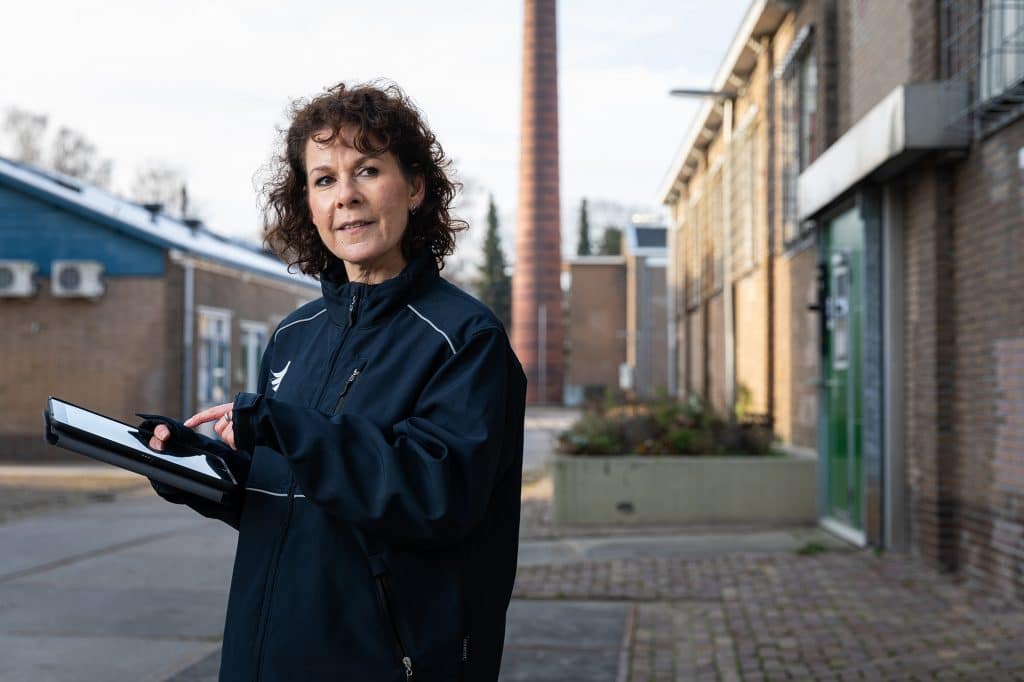vrouw met tablet in hand op terrein