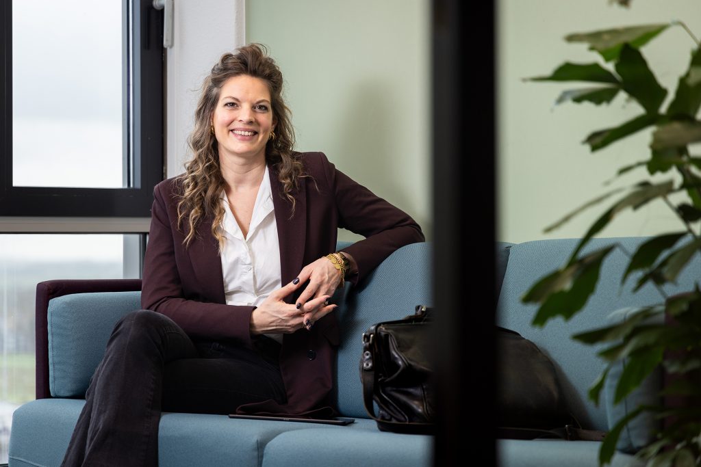 vrouw op bank kijkt in camera