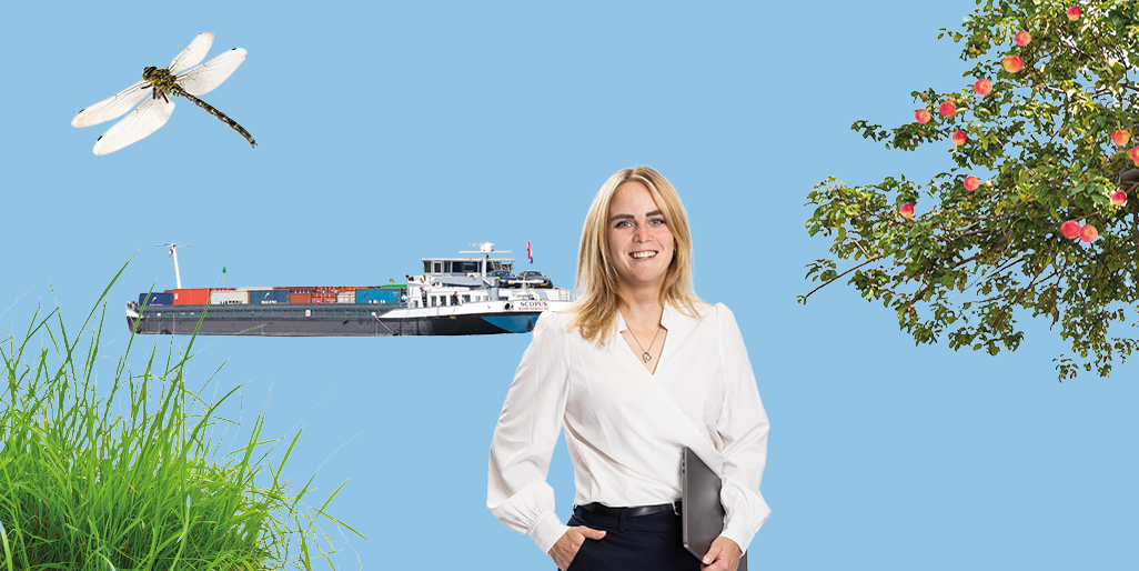 Vrouw met op de achtergrond een boot, fruitboom, libelle en gras