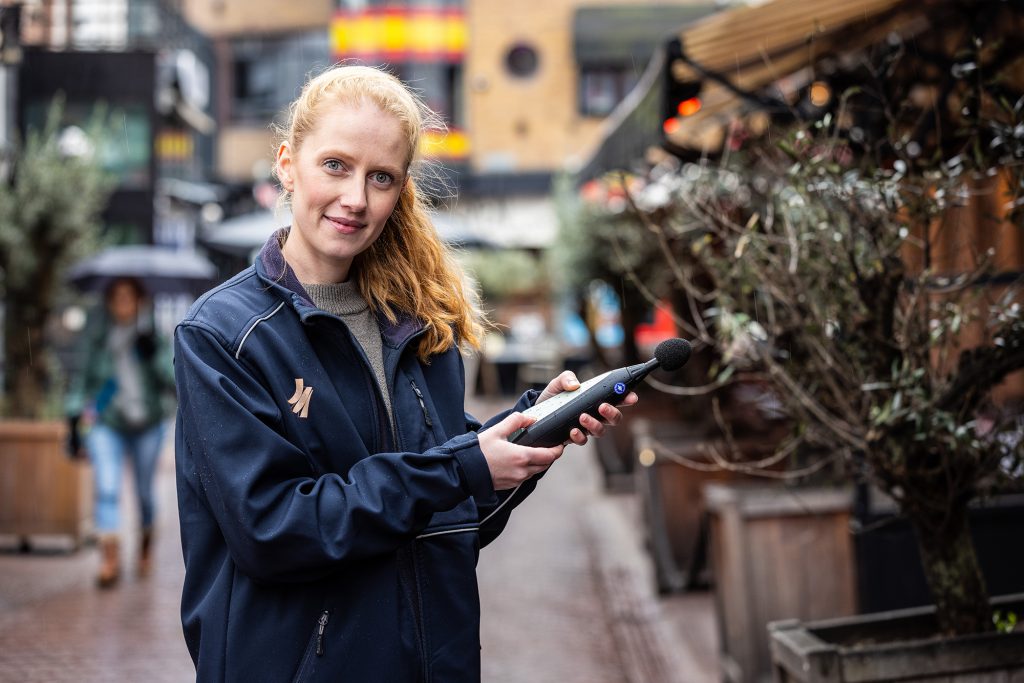 medewerker doet geluidsmeting bij horeca
