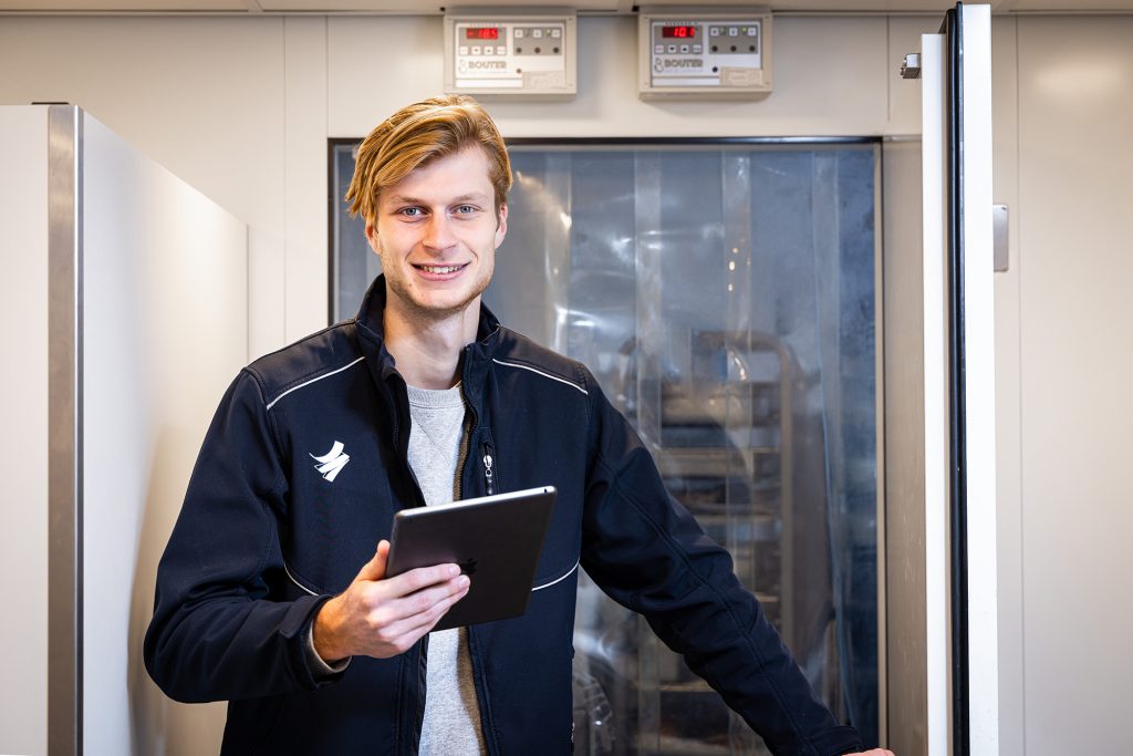 mannelijke collega met tablet op locatie